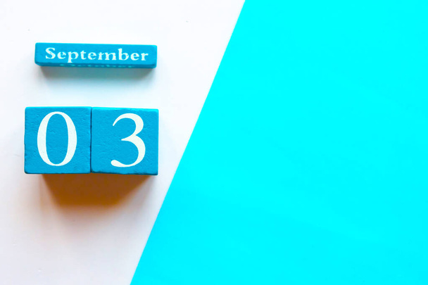 3 września, puste niebiesko-białe geometryczne tło. Drewniany ręcznie robiony kalendarz - Zdjęcie, obraz