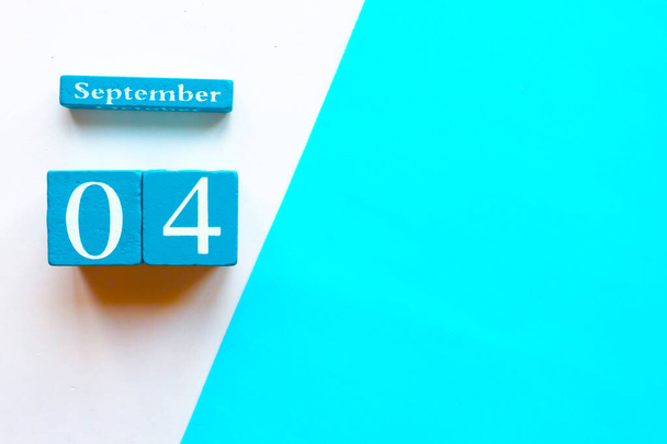 Szeptember 4., üres kék-fehér geometriai háttér. Kézzel készített fa naptár - Fotó, kép