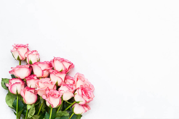 Ροζ τριαντάφυλλα μπουκέτο σε λευκό φόντο. Ημέρα της μητέρας, Ημέρα του Αγίου Βαλεντίνου, γενέθλια έννοια εορτασμού. Ευχετήρια κάρτα. Αντιγραφή χώρου για κείμενο - Φωτογραφία, εικόνα