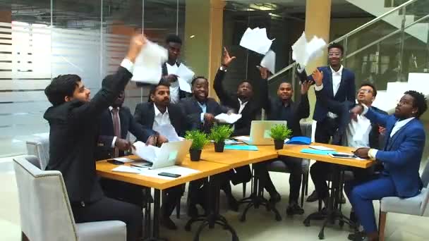 Menestys kansainvälinen ryhmä kymmenen innoissaan nuorten yritysten joukkue heittää pois paperit ja kädet ravistaa
 - Materiaali, video