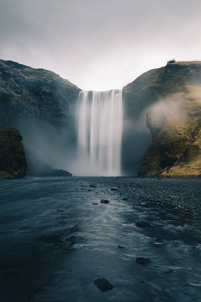Egy hosszú expozíciós fotó izlandi vízesésről, amit Skogafoss-nak hívnak a COVID járvány idején, emberek nélkül. - Fotó, kép