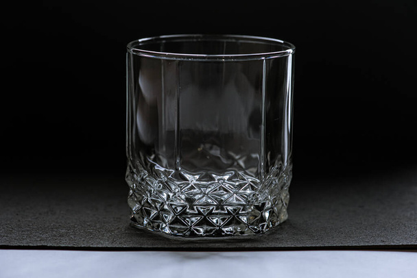 διαφανές γυαλί σε σκούρο φόντο, χαμηλό πλήκτρο  - Φωτογραφία, εικόνα