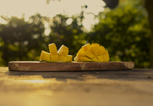 Mango vruchten in zonlicht, buiten vanaf de voorzijde - Foto, afbeelding