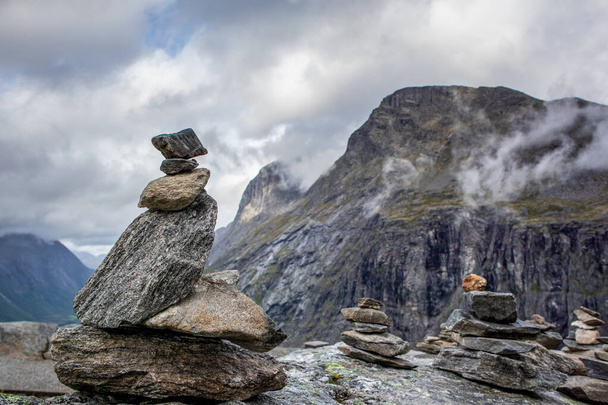 トロルスティゲン道路の上に岩のピラミッドを転がします。ノルウェーの山の風景の中にある石の洞窟 - 写真・画像