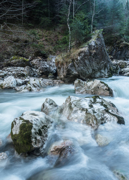 Fließender Fluss mit Wasserfall und Felsen - Foto, Bild