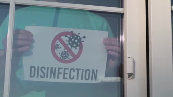 Desinfección en interiores durante un coronavirus pandémico
 - Metraje, vídeo