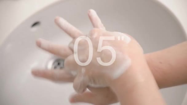 Händewaschen. Die Frau wäscht sich mit chirurgischen Methoden die Hände. Schutz vor Coronavirus. Waschen Sie sich mindestens 20 Sekunden lang die Hände. - Filmmaterial, Video