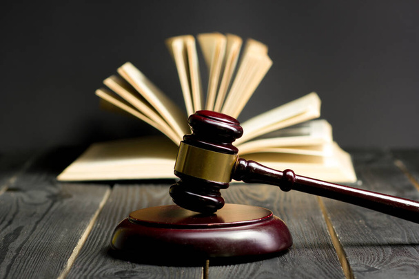 Concepto de ley: libro de leyes abierto con un mazo de jueces de madera sobre la mesa en una sala de tribunal o en una oficina de aplicación de la ley aislada en un fondo blanco. Copiar espacio para texto - Foto, Imagen