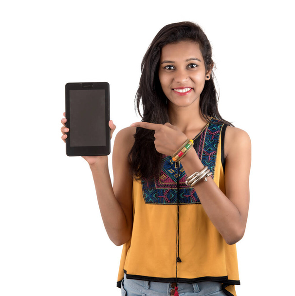 Mladá krásná žena držící prázdné obrazovky chytrý telefon na bílém pozadí - Fotografie, Obrázek