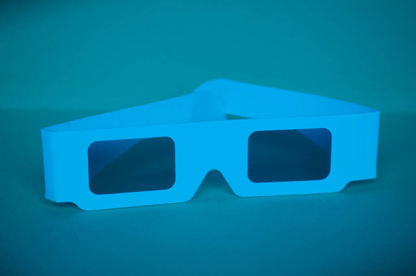jednorázové pasivní papírové polarizované brýle pro 3D film - Fotografie, Obrázek