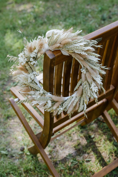 Wedding ceremony chairs and a wreath of roses - Fotó, kép