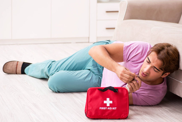Homem doente em casa com kit de primeiros socorros
 - Foto, Imagem
