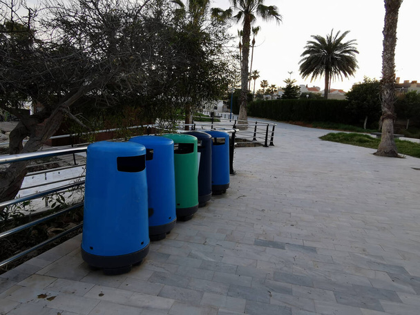 Müllbehälter zur Mülltrennung stehen auf der Straße, Ökologie, Umweltschutz - Foto, Bild