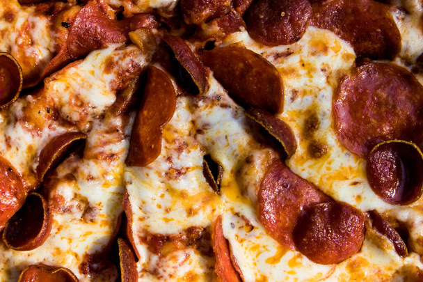 Sajtos pepperoni pizza teljes háttér - Fotó, kép