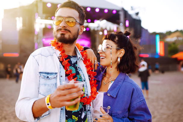 Couple in love drinking beer and having fun at music festival. Beach party, summer holiday, vacation concept.  - Foto, Imagem