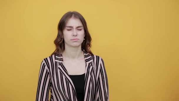 Mädchen bedeckte ihre Nase mit angeekelter Hand vor dem schlechten Geruch - Filmmaterial, Video