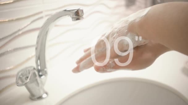 Händewaschen. Die Frau wäscht sich mit chirurgischen Methoden die Hände. Schutz vor Coronavirus. Waschen Sie sich mindestens 20 Sekunden lang die Hände. - Filmmaterial, Video