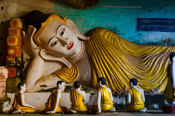 Relief de Bouddha inclinable dans la grotte de Kawgun, Hpa-An, Myanmar
. - Photo, image