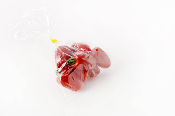 tomates san marzano en bolsa de plástico transparente sobre fondo blanco
 - Foto, imagen