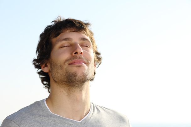 Hombre atractivo respirando al aire libre
 - Foto, imagen