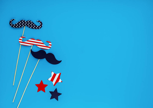 Amerikan bağımsızlığının 4 Temmuz günü için dekorasyonlar, bayrak, mumlar, pipetler. Tahta arka planda ABD tatil süslemeleri, üst manzara, düz yatış - Fotoğraf, Görsel