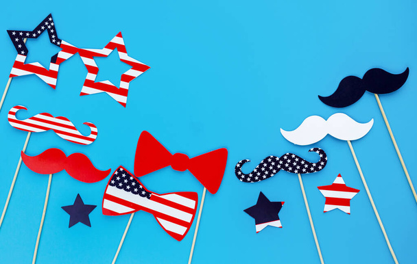 Decorações para o dia 4 de julho de independência americana, bandeira, velas, palhas. EUA decorações de férias em um fundo de madeira, vista superior, flat lay
 - Foto, Imagem