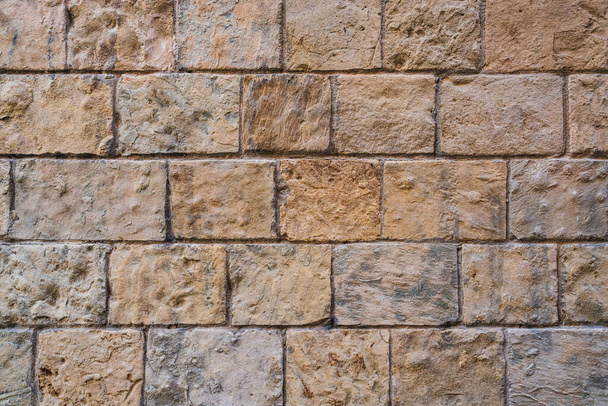 Doğal taş ve betondan yapılmış eski bir duvar. - Fotoğraf, Görsel