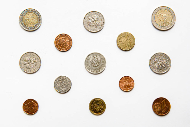 Fehér háttér különböző érmékkel - Fotó, kép