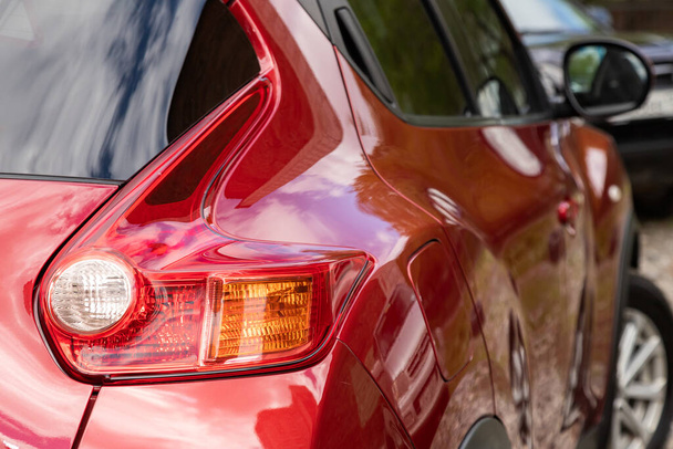 Novosibirsk / Rússia 02 de maio de 2020: Nissan Juke, close-up da luz traseira moderna da lâmpada de xenônio do carro. Detalhe exterior
   - Foto, Imagem