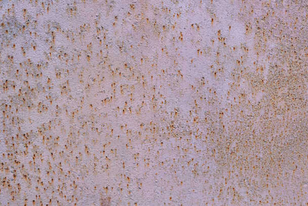 Oude vervaagde schilferende verf op roestig metaal - Foto, afbeelding