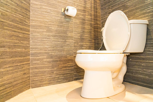 Роскошный чистый белый унитаз сиденья украшения интерьера ванной комнаты
 - Фото, изображение