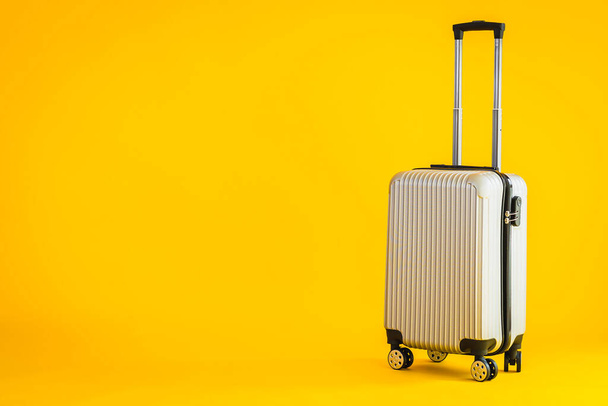Harmaa väri matkatavaroiden tai matkatavaroiden laukku käyttö kuljetus matka ja vapaa keltainen eristetty tausta - Valokuva, kuva