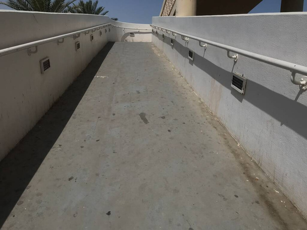 Construction de rampe avec lisses avec mains courantes murales des deux côtés pour un passage à niveau surplombant une autoroute express
 - Photo, image