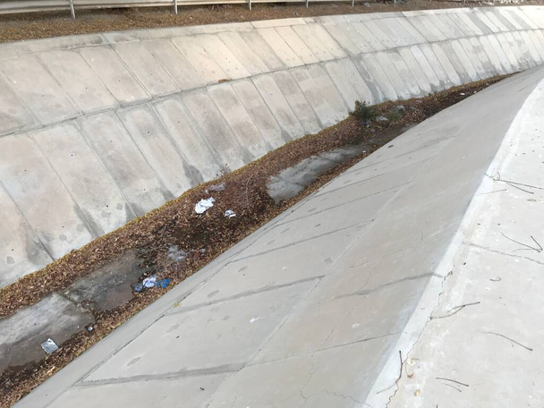trapéz alakú szakasz vihar vízelvezető készült beton csempe egy metro város hulladék ártalmatlanító rendszer - Fotó, kép