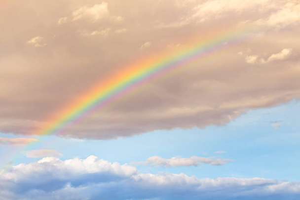 Luz del arco iris en el cielo maravilloso con nubes marrones
 - Foto, imagen