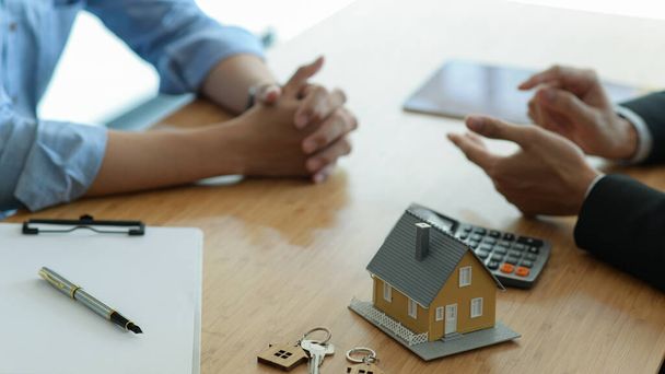Insurance brokers are introducing real estate insurance programs to clients. - Φωτογραφία, εικόνα
