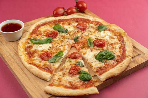πίτσα γκρο πλαν, απομονωμένη, σε έγχρωμο φόντο. ολόκληρη πίτσα  - Φωτογραφία, εικόνα