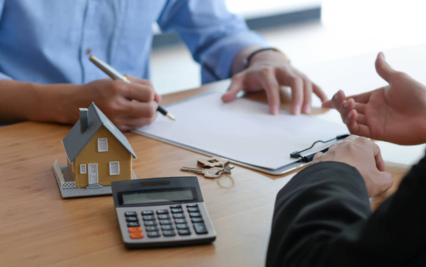 Signing of a contract of sale between the buyer and seller. - Foto, Imagen