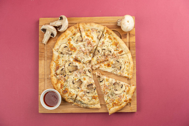 πίτσα γκρο πλαν, απομονωμένη, σε έγχρωμο φόντο. ολόκληρη πίτσα  - Φωτογραφία, εικόνα