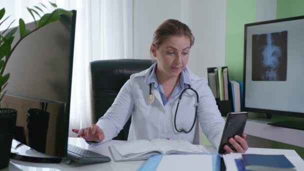 medico on-line, un medico consiglia il paziente utilizzando il telefono cellulare e dà raccomandazioni per il recupero dall'ufficio
 - Filmati, video