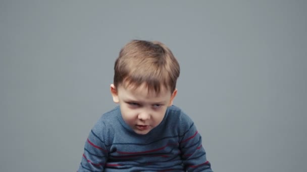 Video van kleine fronste vier-jarige jongen - Video