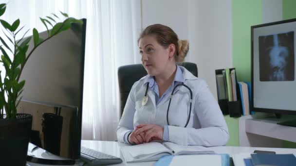 medico donna con fonendoscopio parlando guardando webcam fornire assistenza remota in chat virtuale, medico operaio videochiamata consulenza paziente online
 - Filmati, video