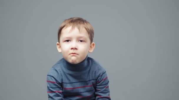 Schieten van kleine fronste vierjarige jongen - Video