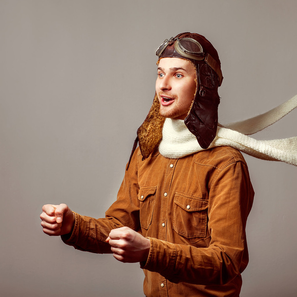 jonge man mode poseren in vintage helm en glazen piloot. - Foto, afbeelding