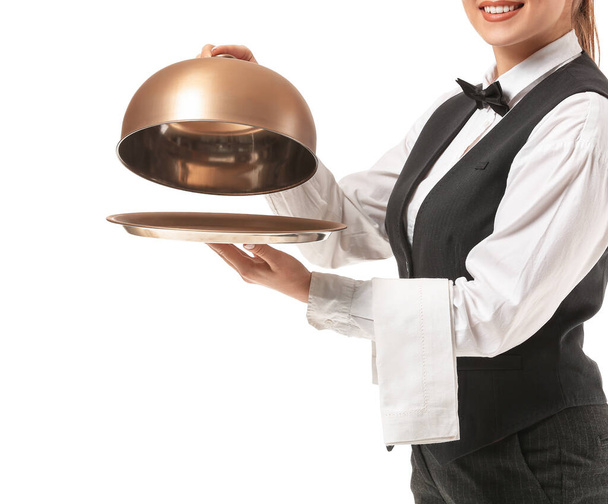 Mooie vrouwelijke ober met dienblad en cloche op witte achtergrond - Foto, afbeelding