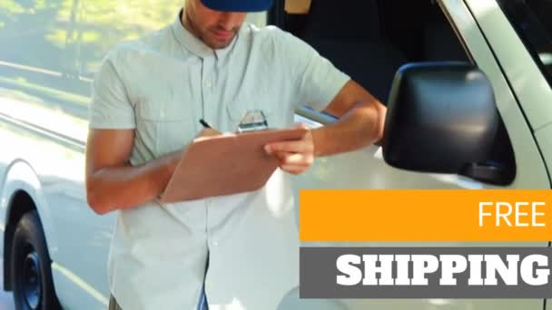 Animation of the words Free Shipping over man with clipboard, delivering goods. E-commerce and delivery services in lockdown during coronavirus covid 19 epidemic concept digital composite. - Séquence, vidéo