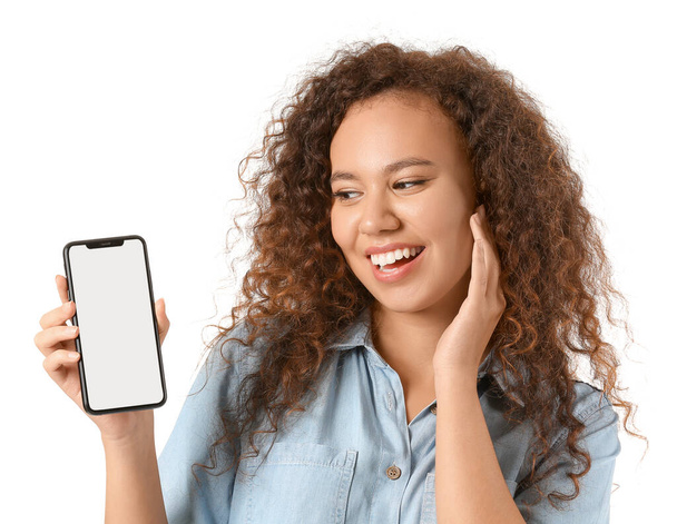 Афроамериканка с мобильным телефоном на белом фоне
 - Фото, изображение