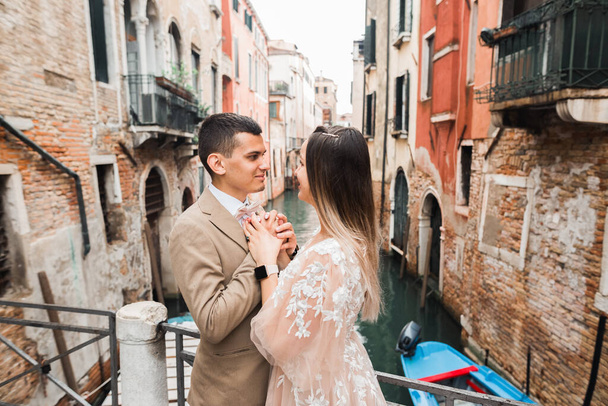 Gorgeous happy couple standing close to each other and looking in eyes in Venice, Italy - Foto, afbeelding