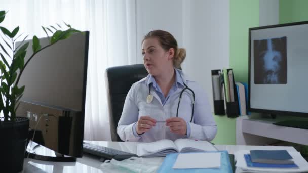 le operaie comunicano tramite video comunicazione con il paziente, il medico consiglia il paziente utilizzando le moderne tecnologie seduto al computer in ufficio
 - Filmati, video