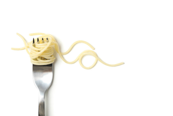 Vork met smakelijke pasta geïsoleerd op witte achtergrond - Foto, afbeelding